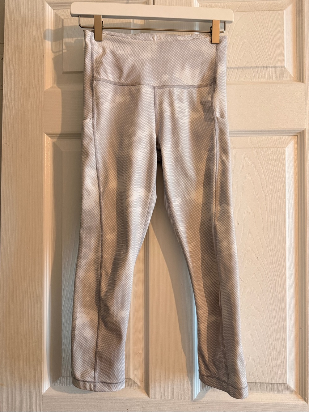 Athleta Ultimate stash pocket printed capri